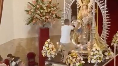 homem-deixa-crianca-no-altar