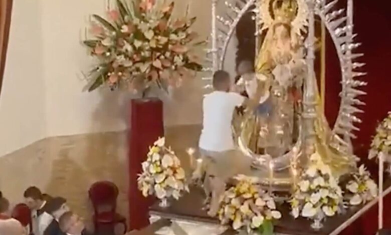 homem-deixa-crianca-no-altar