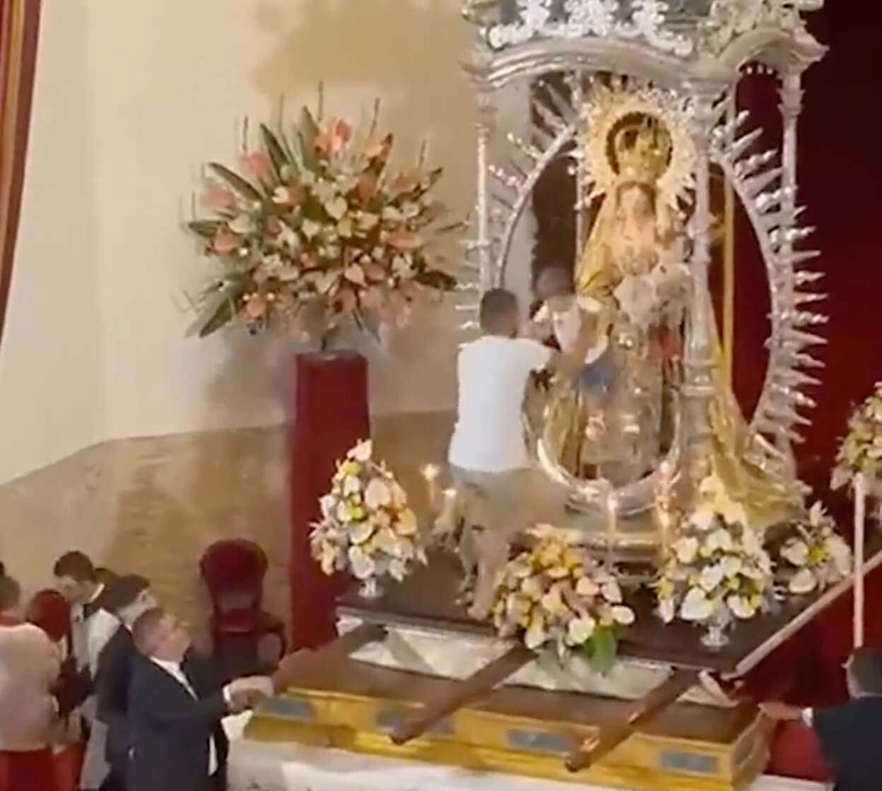 homem-deixa-crianca-no-altar